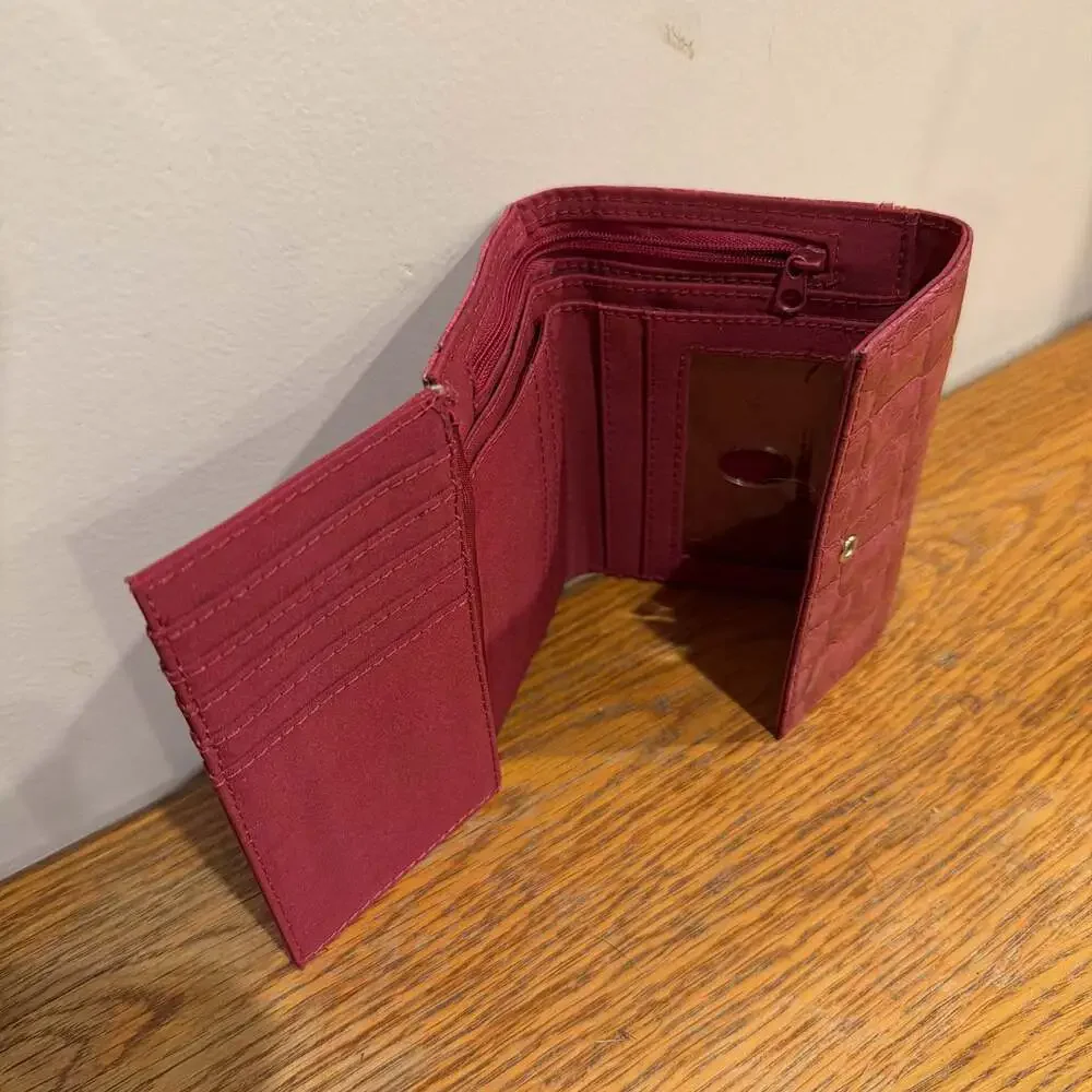 Liz Claiborne Wallet -‎ Faux Crocodile pattern dark pink.